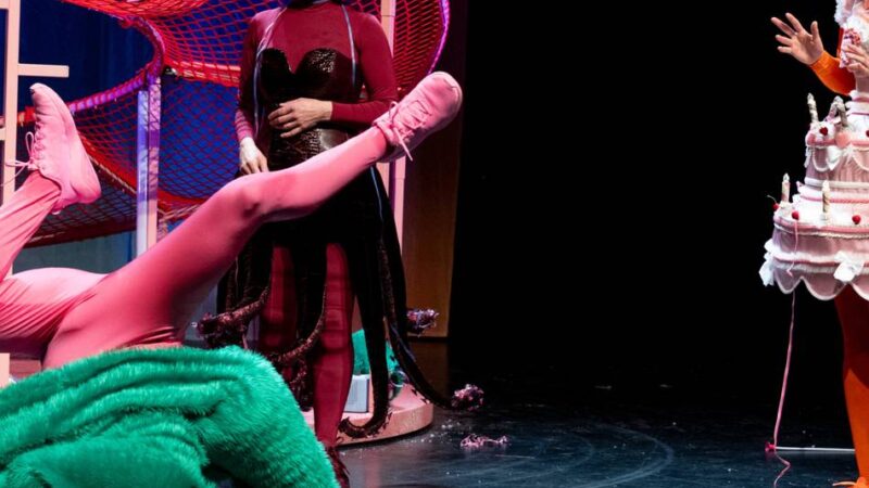 „Kurz & nackig“ feiert Premiere in Neuss: Eine Familienkomödie: Chaotisch, lustig, gut