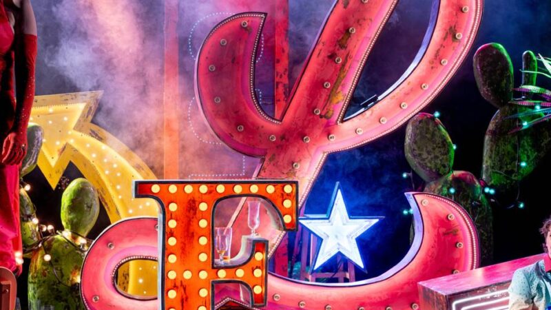 Das erste Karnevalsmusical des Landestheaters in Neuss:  So war die Premiere von „Alaaf Rock ‚n‘ Roll“