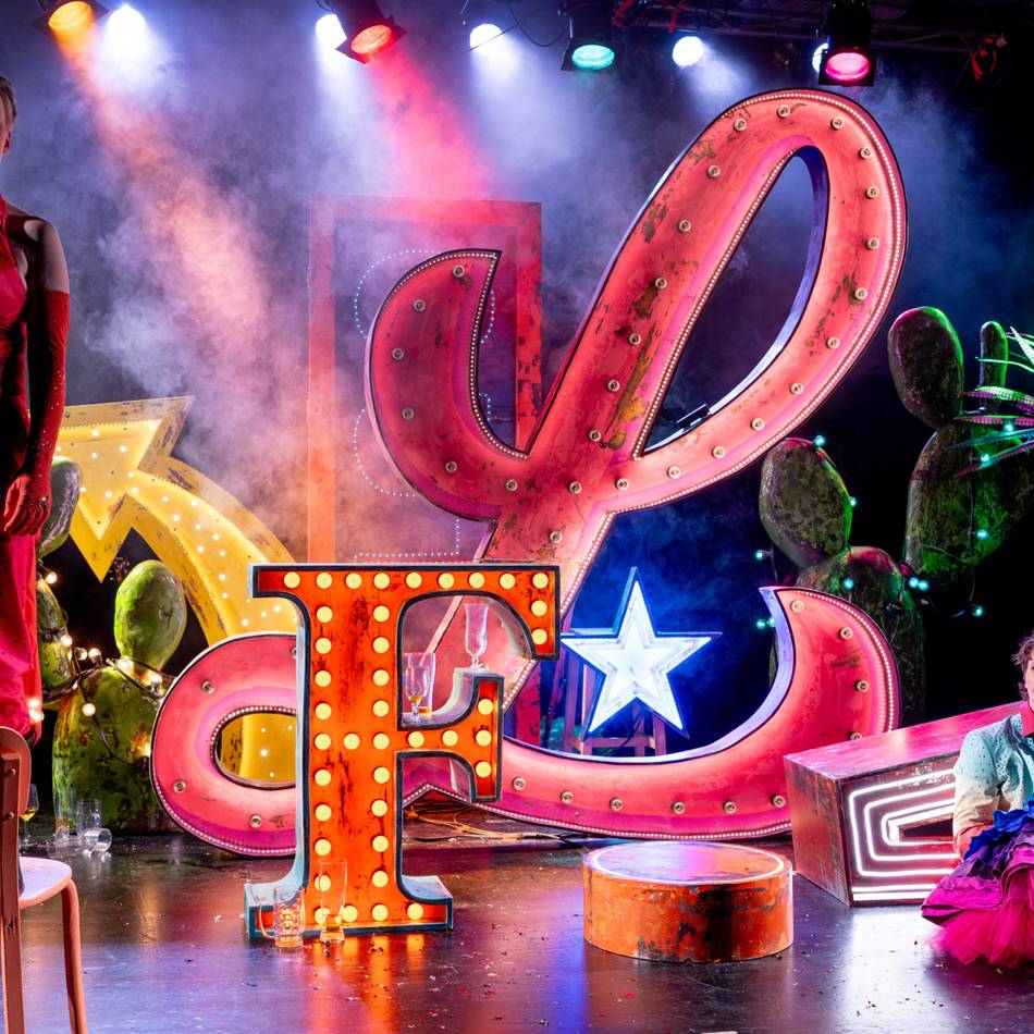 Das erste Karnevalsmusical des Landestheaters in Neuss:  So war die Premiere von „Alaaf Rock ‚n‘ Roll“