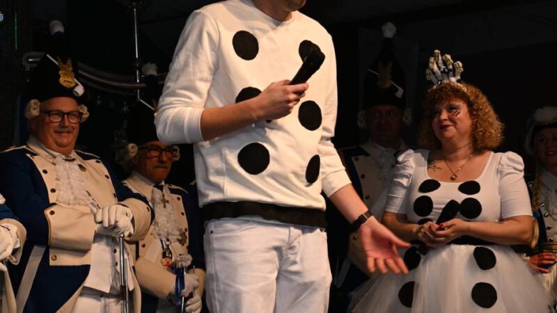 Karneval auf der Rennbahn Krefeld: Rund 400 Gäste bei Großer Sitzung der KG Grün-Weiß Grönland