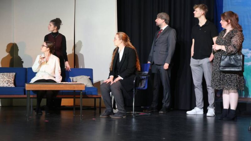 „Theater Zeitlos“ in Leverkusen: Bei Agatha Christie fühlen sich bald alle bedroht