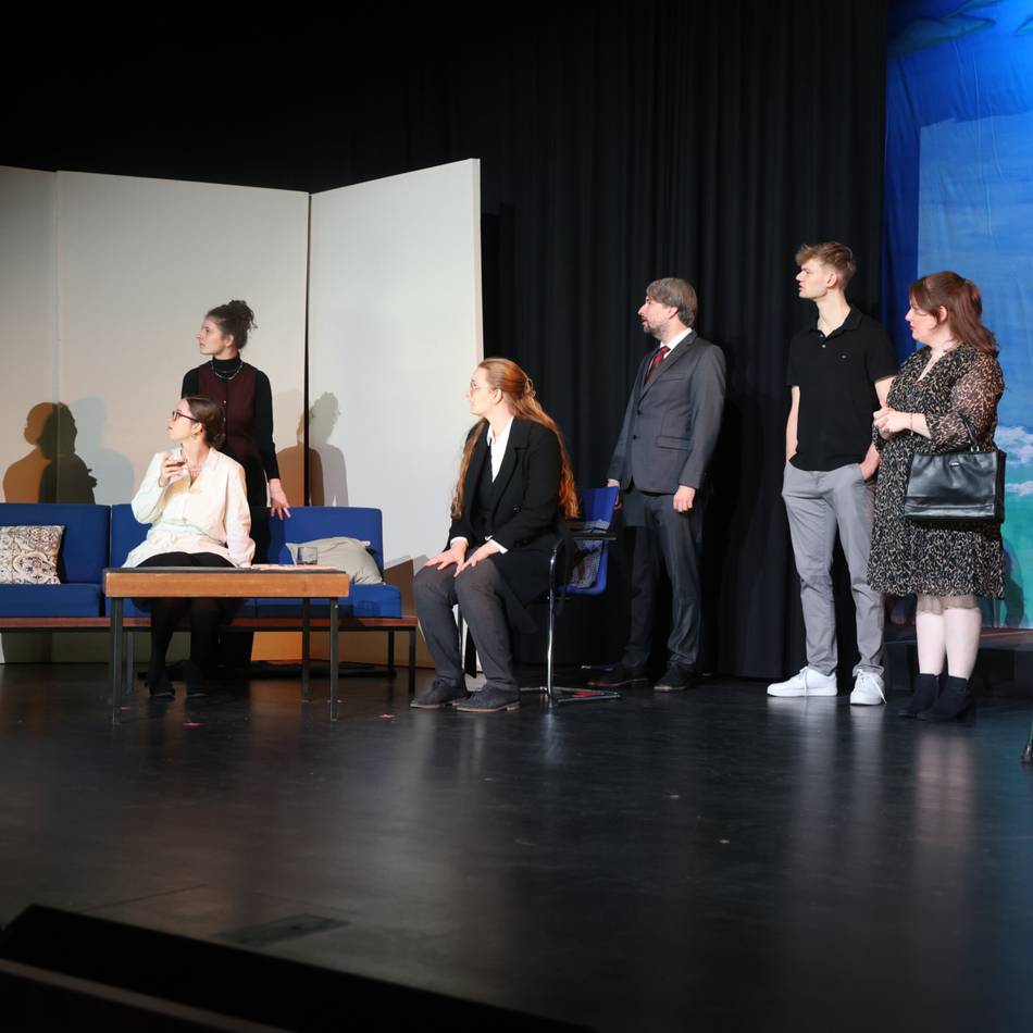 „Theater Zeitlos“ in Leverkusen: Bei Agatha Christie fühlen sich bald alle bedroht