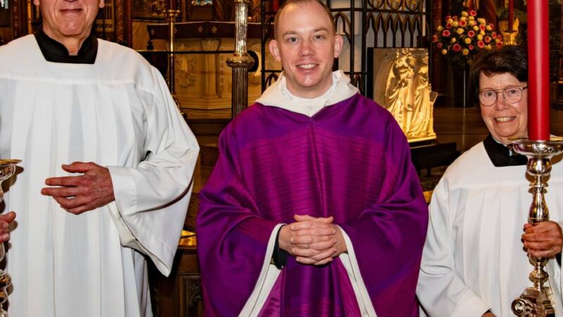 Besondere Ministranten in Kevelaer: „Als Kind durfte ich das ja nicht“ – Messdienerin ist schon 81 Jahre alt