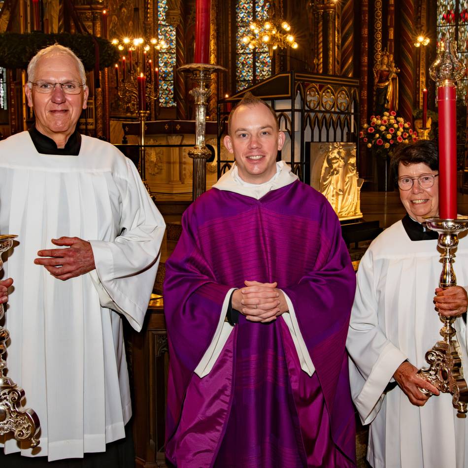 Besondere Ministranten in Kevelaer: „Als Kind durfte ich das ja nicht“ – Messdienerin ist schon 81 Jahre alt