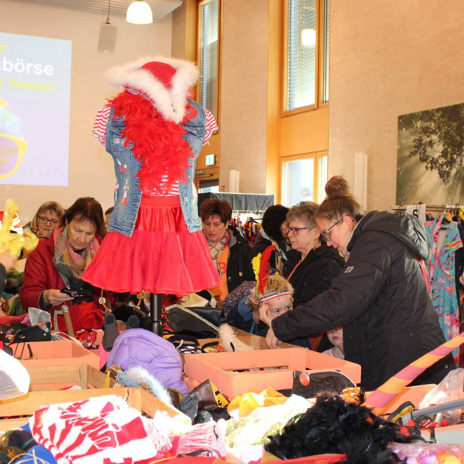 Oberbergischer Kreis: Besucherrekord bei der Kostümbörse des BAV
