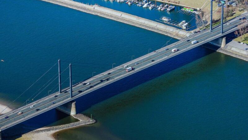 Einschränkung für Pendler: Busverbot auf der Theodor-Heuss-Brücke – Rheinbahn sucht nach Lösung für Schüler