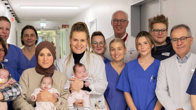 Drillingsgeburt in Moers: Familie Mintas erlebt Happy End nach Frühchen‑Drama