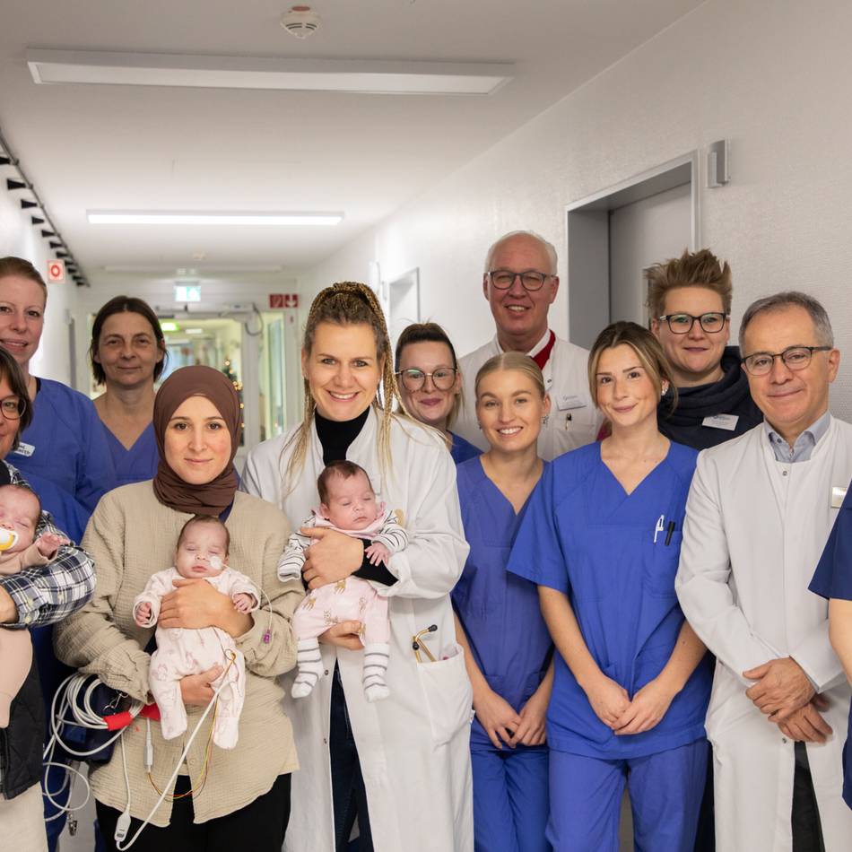 Drillingsgeburt in Moers: Familie Mintas erlebt Happy End nach Frühchen‑Drama