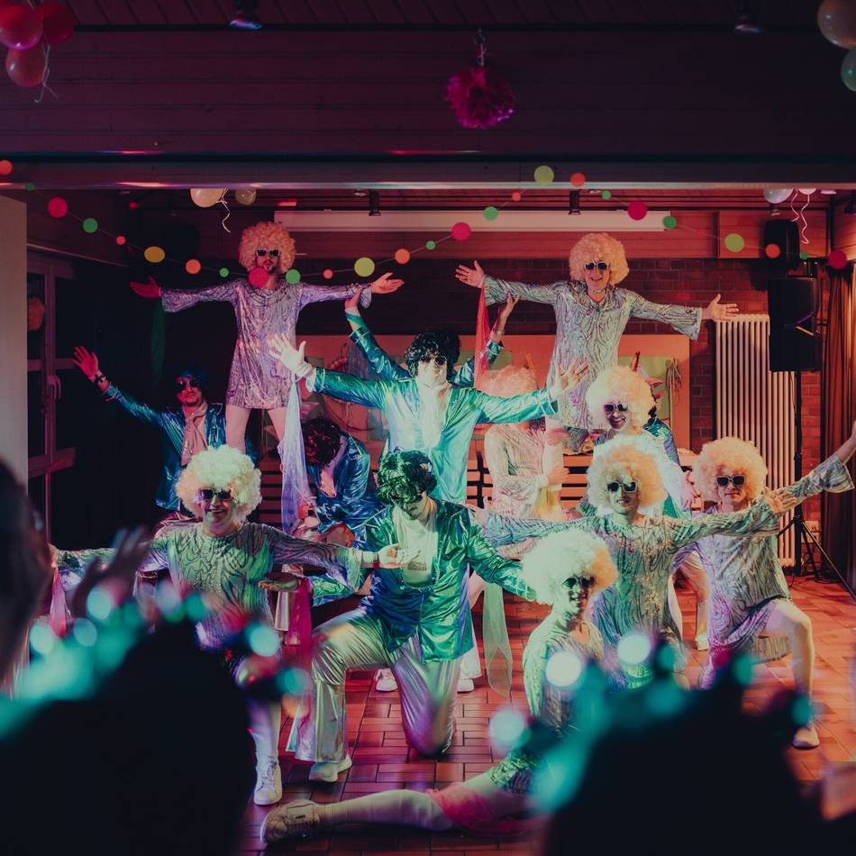 Party für den guten Zweck: Die Regenbogenschule in Dormagen feiert Elternkarneval