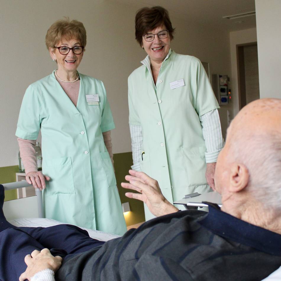 Grüne Damen im Elisabethkrankenhaus: „Die meisten haben Angst, wie es mit der Krankheit weitergeht“