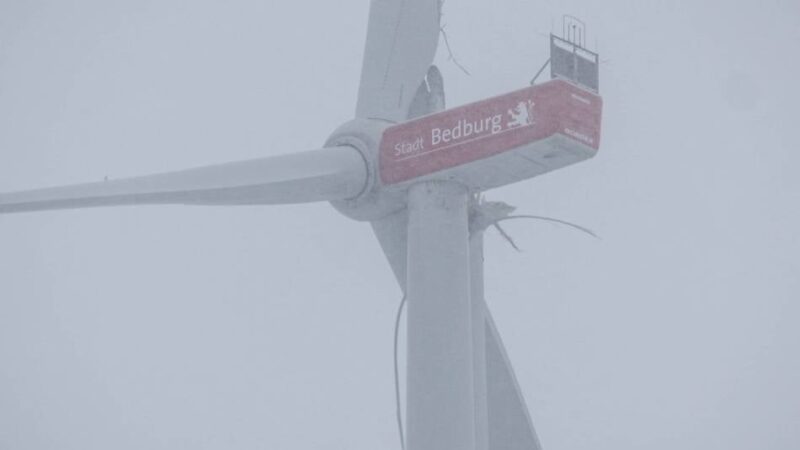 Bergung am „Tagebau-Highway“: Geborstenes Rotorblatt wurde kontrolliert zu Fall gebracht