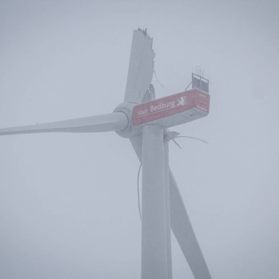 Bergung am „Tagebau-Highway“: Geborstenes Rotorblatt wurde kontrolliert zu Fall gebracht
