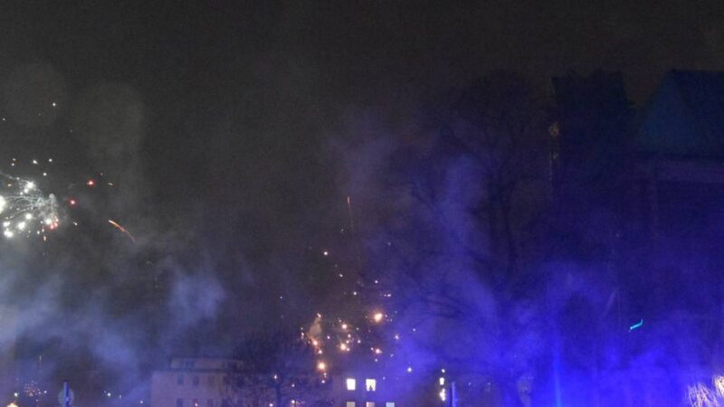 Viele Einsätze in Mönchengladbach: Mit Böllern beworfen – Feuerwehr löscht unter Polizeischutz