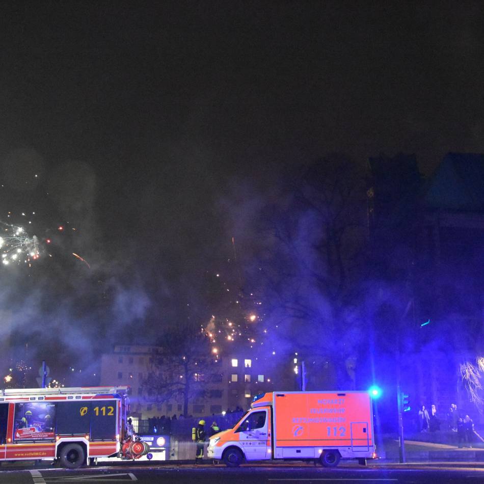 Viele Einsätze in Mönchengladbach: Mit Böllern beworfen – Feuerwehr löscht unter Polizeischutz