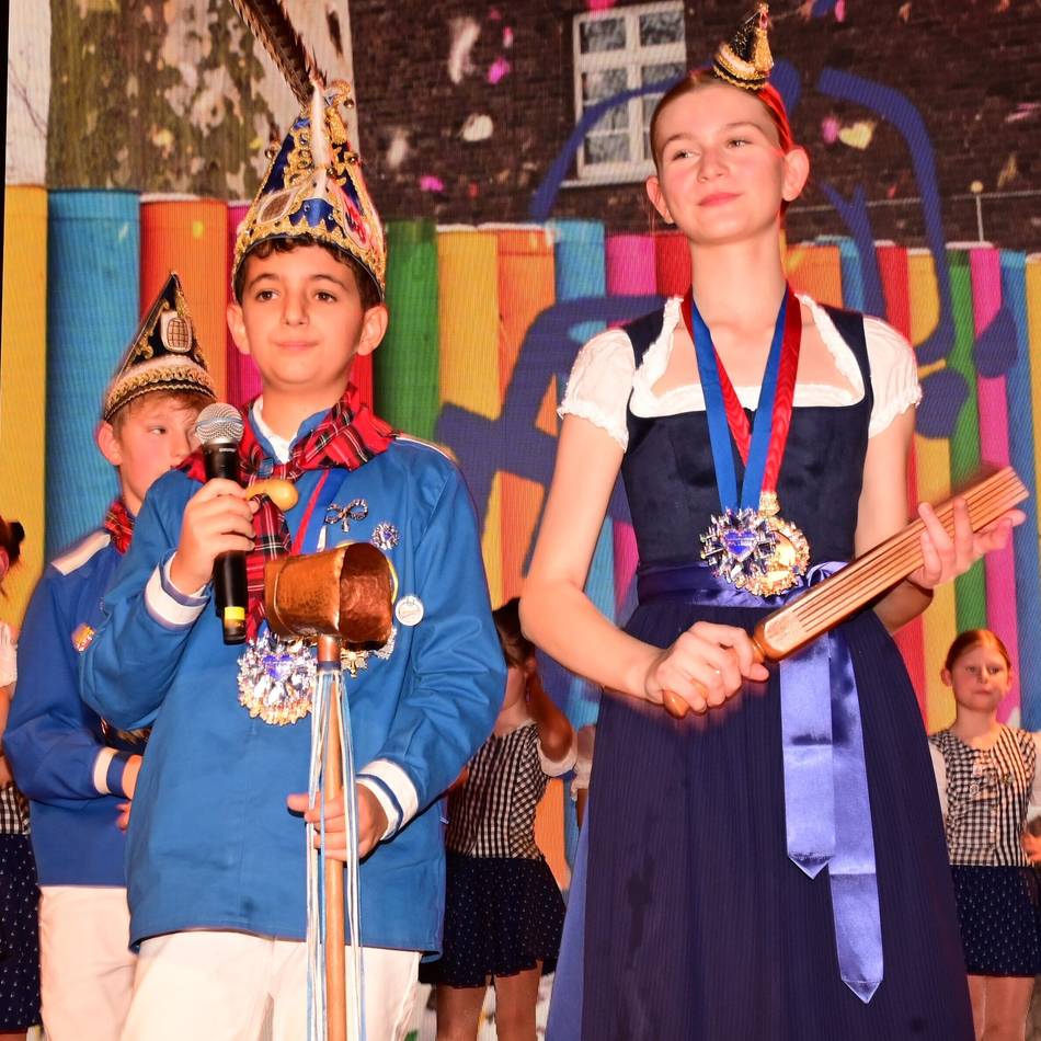 Karneval in Düsseldorf: Gelungener Start in die Session für die Tonnengarde Niederkassel
