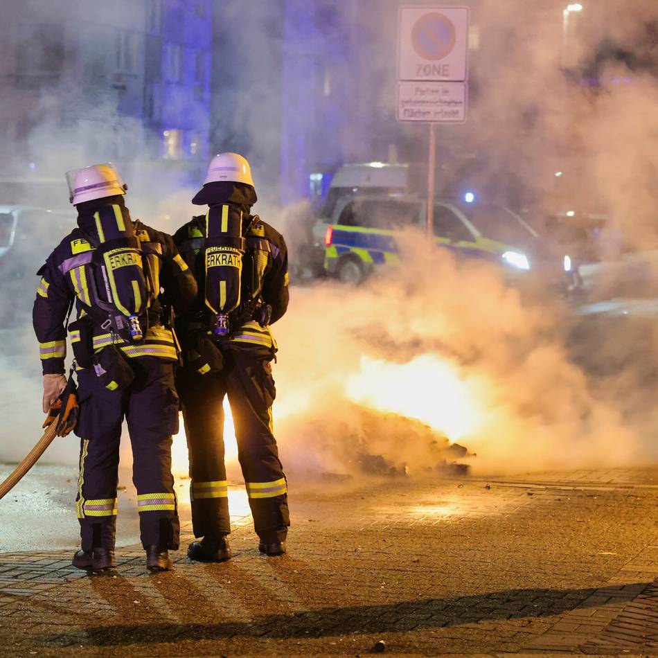 Starke Präsenz zeigt Wirkung: Viel Polizei und einige Brände in der Silvesternacht