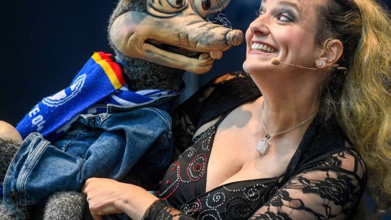 Auftritt in Uedem: Bauchsängerin Murzarella mit Puppen im Bürgerhaus