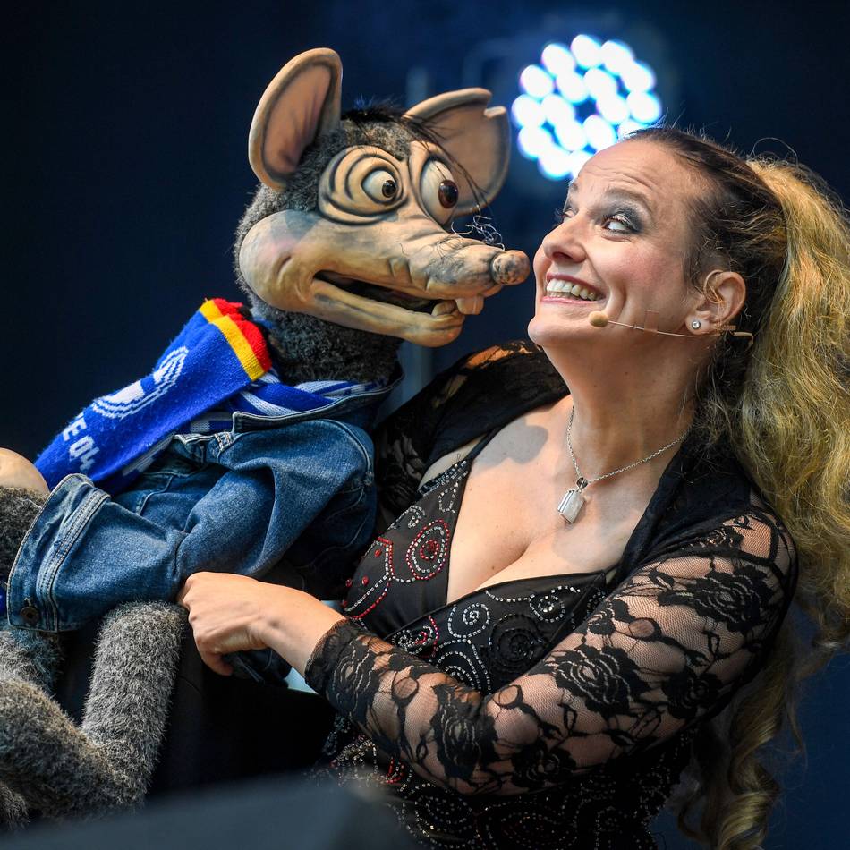 Auftritt in Uedem: Bauchsängerin Murzarella mit Puppen im Bürgerhaus