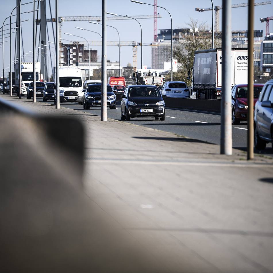 Marode Infrastruktur: Die Theodor-Heuss-Brücke in Düsseldorf soll ohne Gleistrasse neu gebaut werden