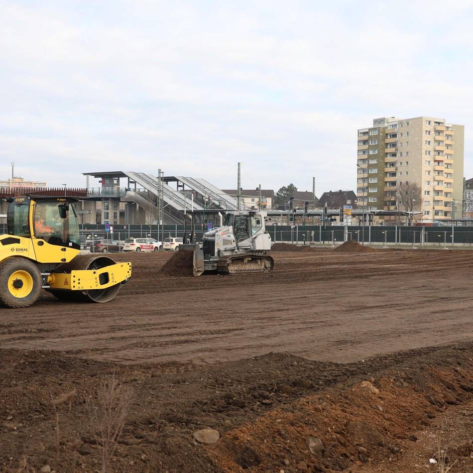 Streckensanierung Hagen – Köln: Bahn macht Schotterparkplatz in Leverkusen flott