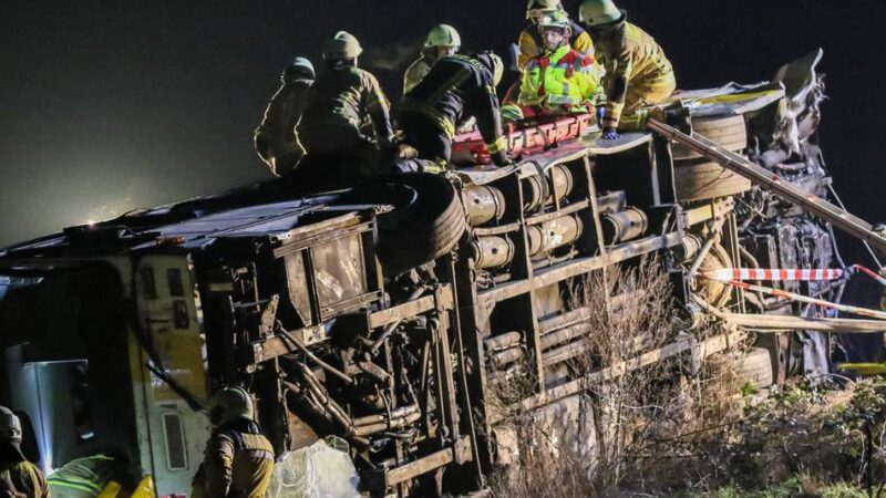 Deutsche und schweizer Feuerwehreute im Einsatz: Erdbeben am Airport Weeze war nur eine Großübung