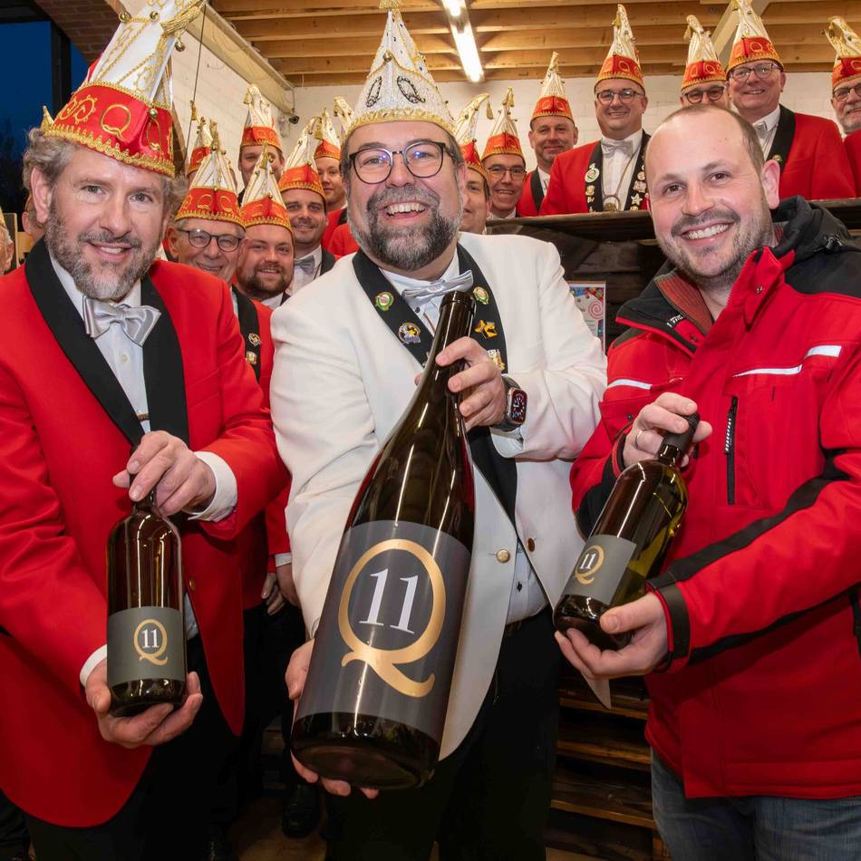 Karnevalisten in Keppeln: Queekespiere-Elferrat präsentiert zum Jubiläum eigenen Wein