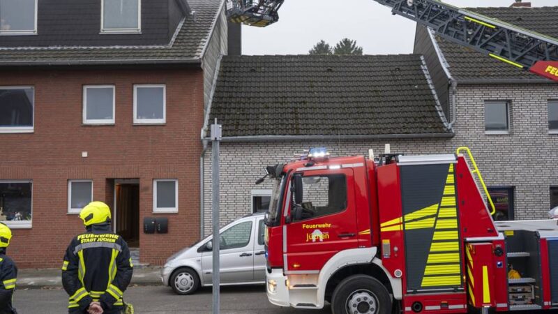 Viel Blaulicht im Ortskern: Kaminbrand löst großen Feuerwehreinsatz in Gierath aus