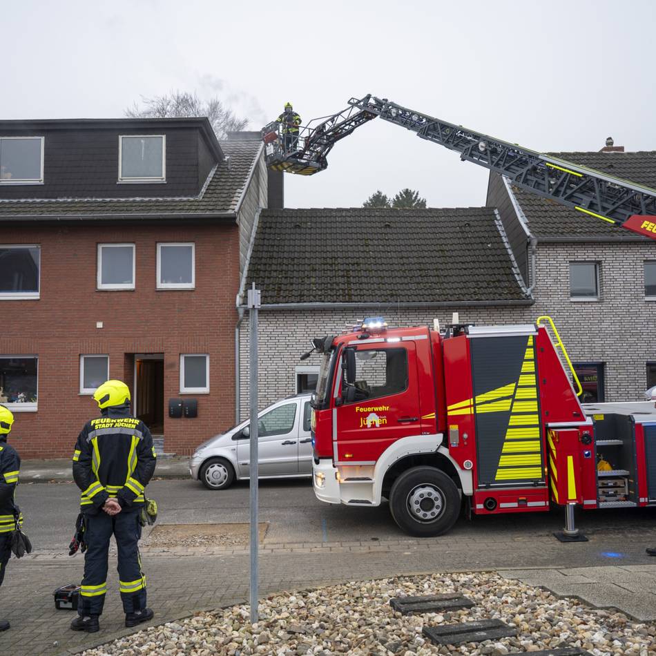 Viel Blaulicht im Ortskern: Kaminbrand löst großen Feuerwehreinsatz in Gierath aus