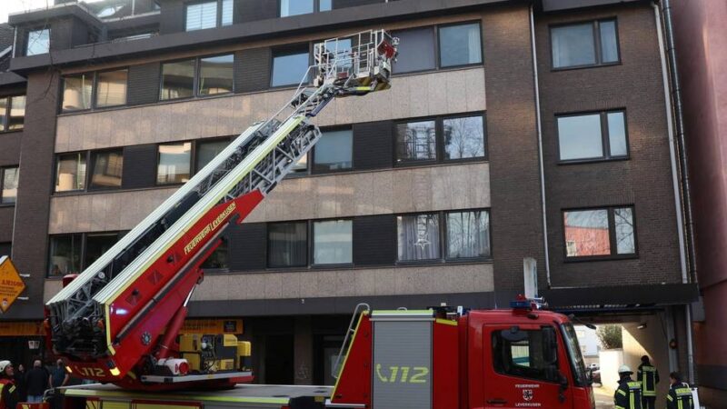 Großeinsatz der Feuerwehr in Opladen: Wohnung nach Brand in Leverkusener Mehrfamilienhaus nicht bewohnbar