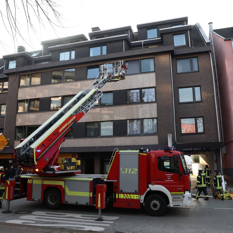 Großeinsatz der Feuerwehr in Opladen: Wohnung nach Brand in Leverkusener Mehrfamilienhaus nicht bewohnbar
