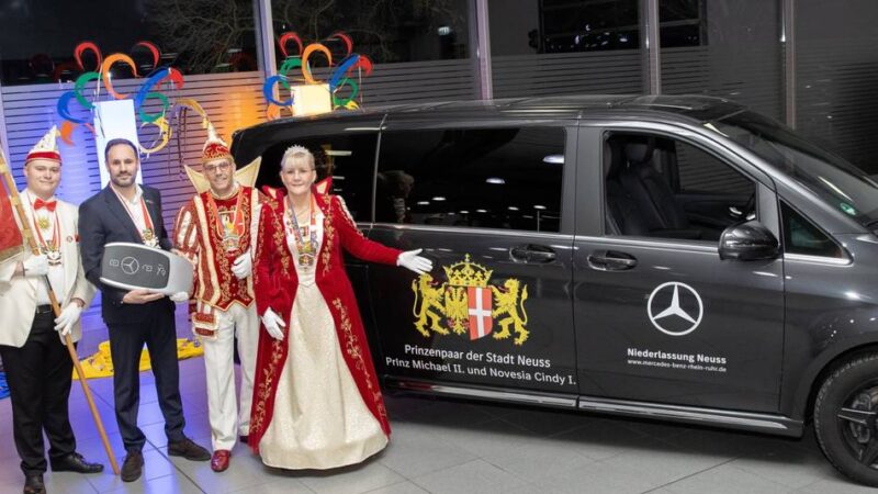 Wagenübergabe bei Mercesdes Rhein-Ruhr: Ein neuer „Prunkwagen“ für das Neusser Karnevalspaar
