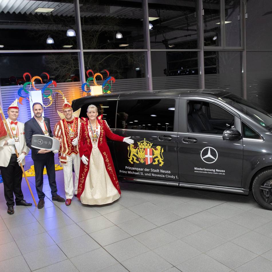 Wagenübergabe bei Mercesdes Rhein-Ruhr: Ein neuer „Prunkwagen“ für das Neusser Karnevalspaar