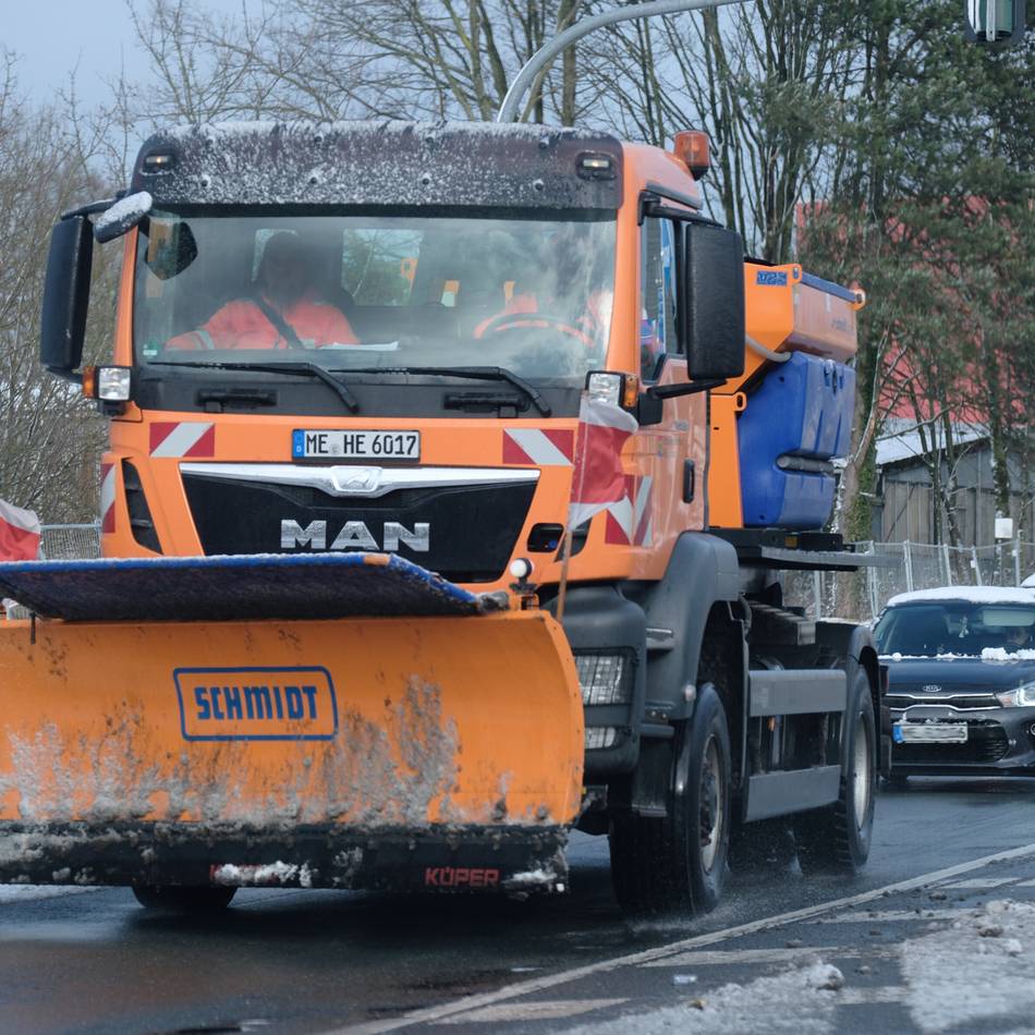 Das Jahr startet mit Schnee: Ein arbeitsreicher Morgen für den Winterdienst