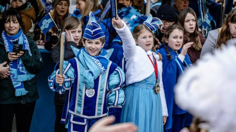 Biwak auf dem Klemensplatz: Kaiserswerther Karnevalisten feiern mit dem Nachwuchs und vielen Freunden