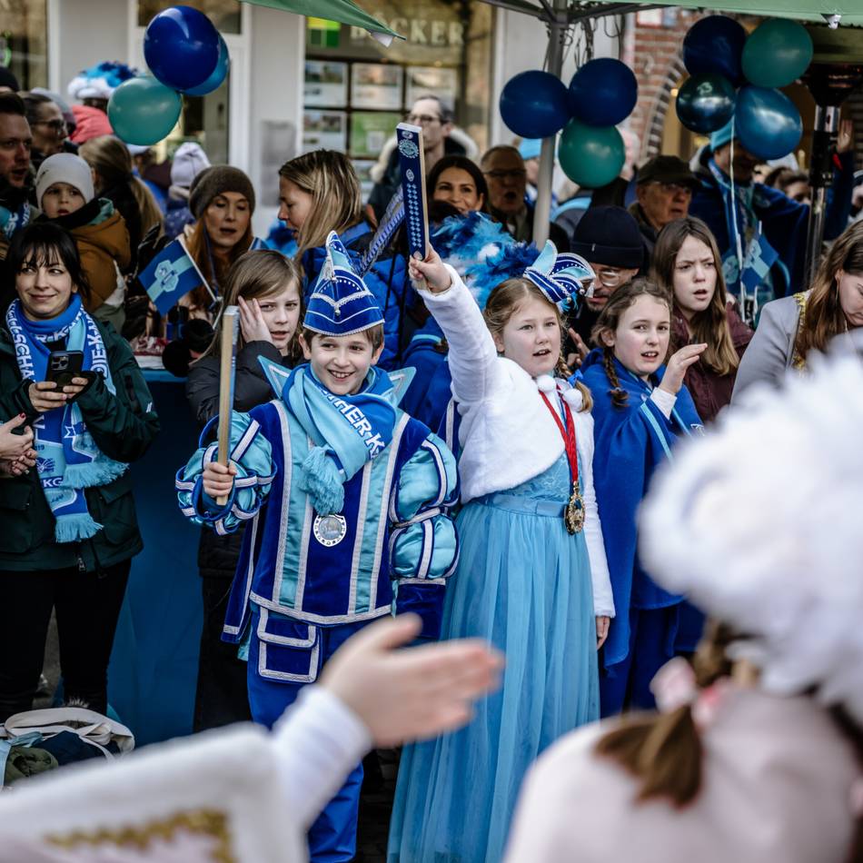 Biwak auf dem Klemensplatz: Kaiserswerther Karnevalisten feiern mit dem Nachwuchs und vielen Freunden