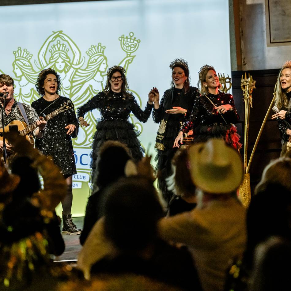 Brauchtum in Düsseldorf: Eine glänzende Party im Rheingoldsaal – „neue, frische Farbe für den Karneval“