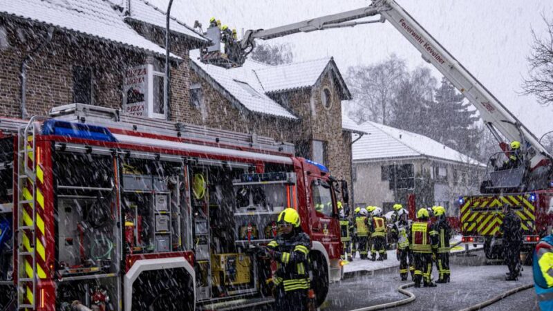 50 Feuerwehrleute im Einsatz: Kellerbrand in Winnekendonk – Haus erstmal unbewohnbar