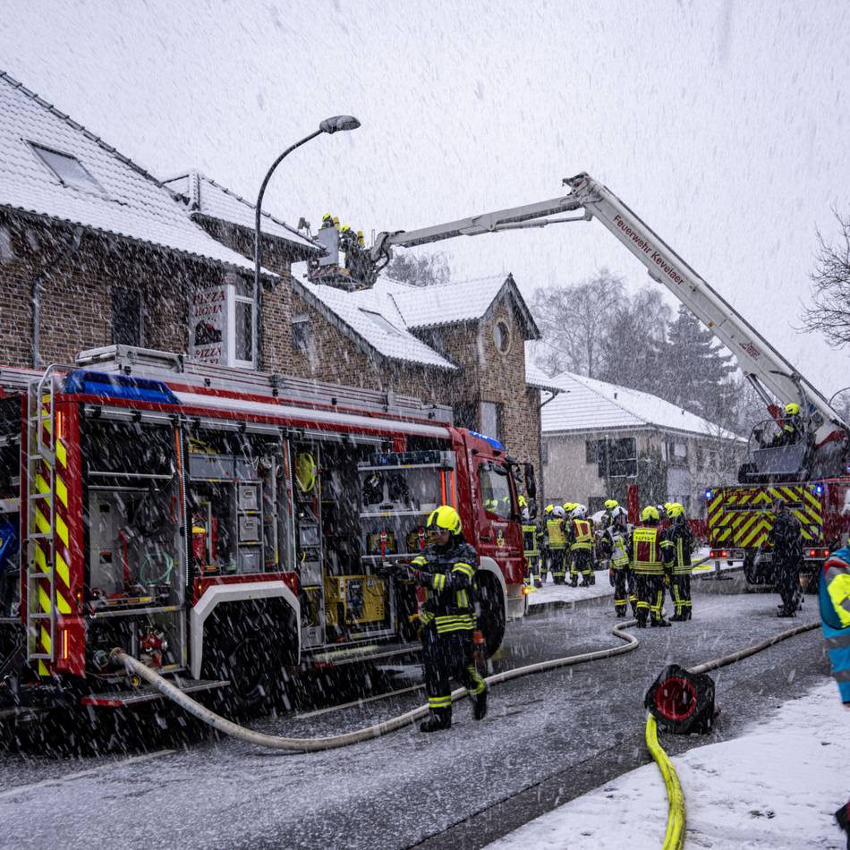 50 Feuerwehrleute im Einsatz: Kellerbrand in Winnekendonk – Haus erstmal unbewohnbar