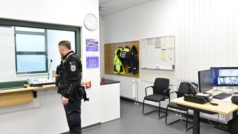 Vom Europaplatz an den Platz der Republik in Mönchengladbach: Bundespolizisten wachen jetzt in modernem Gebäude