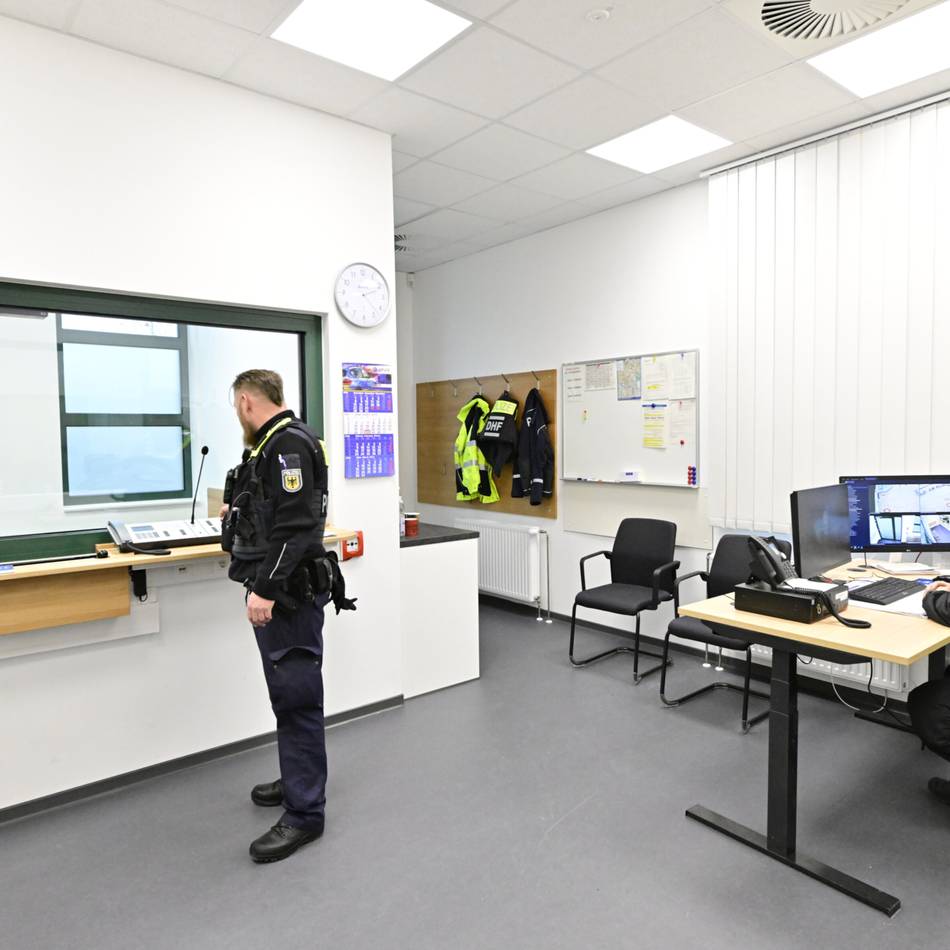 Vom Europaplatz an den Platz der Republik in Mönchengladbach: Bundespolizisten wachen jetzt in modernem Gebäude