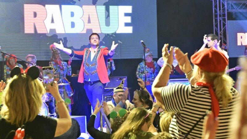Karneval in Mönchengladbach: Prinzenpaar holt „Rabaue“ für Benefizkonzert ins „Westend“
