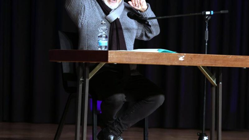 Kabarett in Korschenbroich: Als Konrad Beikircher beinahe im Nassen auf der Bühne stand