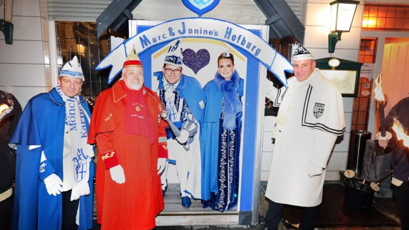 Karneval in Mönchengladbach: Das Prinzenpaar eröffnet seine hölzerne Hofburg