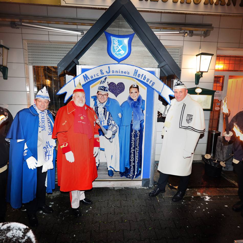 Karneval in Mönchengladbach: Das Prinzenpaar eröffnet seine hölzerne Hofburg