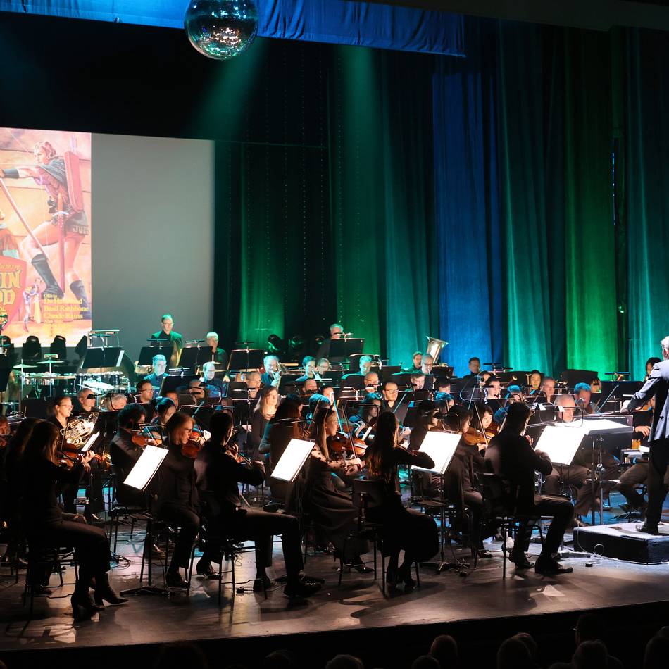 Niederrheinischen Sinfoniker in Mönchengladbach: Orchester entführt Publikum in oscarreife Klangwelten