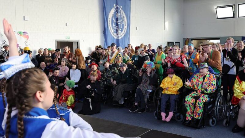 KG Uehllöeker Neuwerk und die Hephata-Kliniken: Jecke Stimmung bei inklusiver Karnevalssitzung