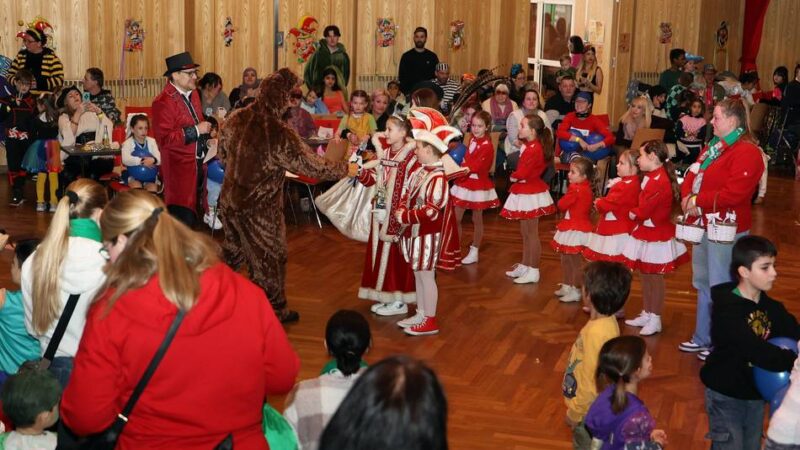 Integrativer Karneval in Mönchengladbach: Piloten, Katzen und Polit-Prominenz als Überraschung