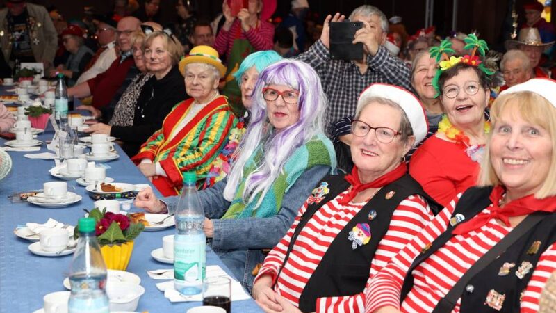 „Kaffeeklatsch und Karneval“: Tanz, Torte und Tradition – Karneval für Senioren begeistert