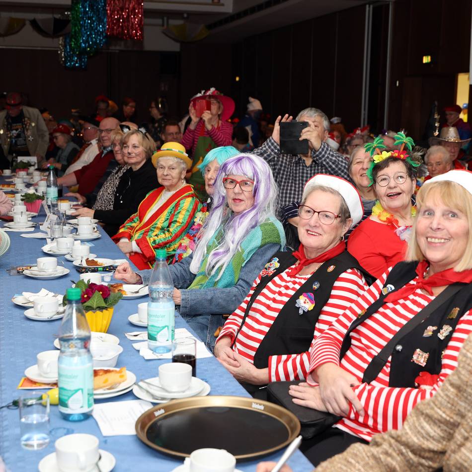 „Kaffeeklatsch und Karneval“: Tanz, Torte und Tradition – Karneval für Senioren begeistert