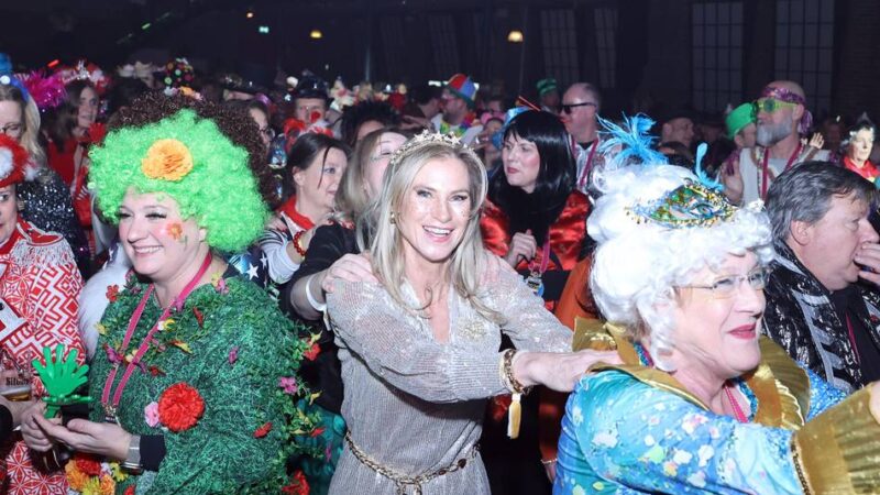 Karneval in Mönchengladbach: Buntes Narrenvolk feiert im ausverkauften Kunstwerk